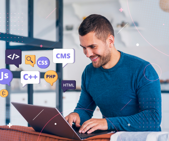 Desarrollador sonriente trabajando en un ordenador portátil, rodeado de iconos que representan lenguajes y tecnologías de programación como JavaScript, CSS, HTML, C++, PHP y CMS.
